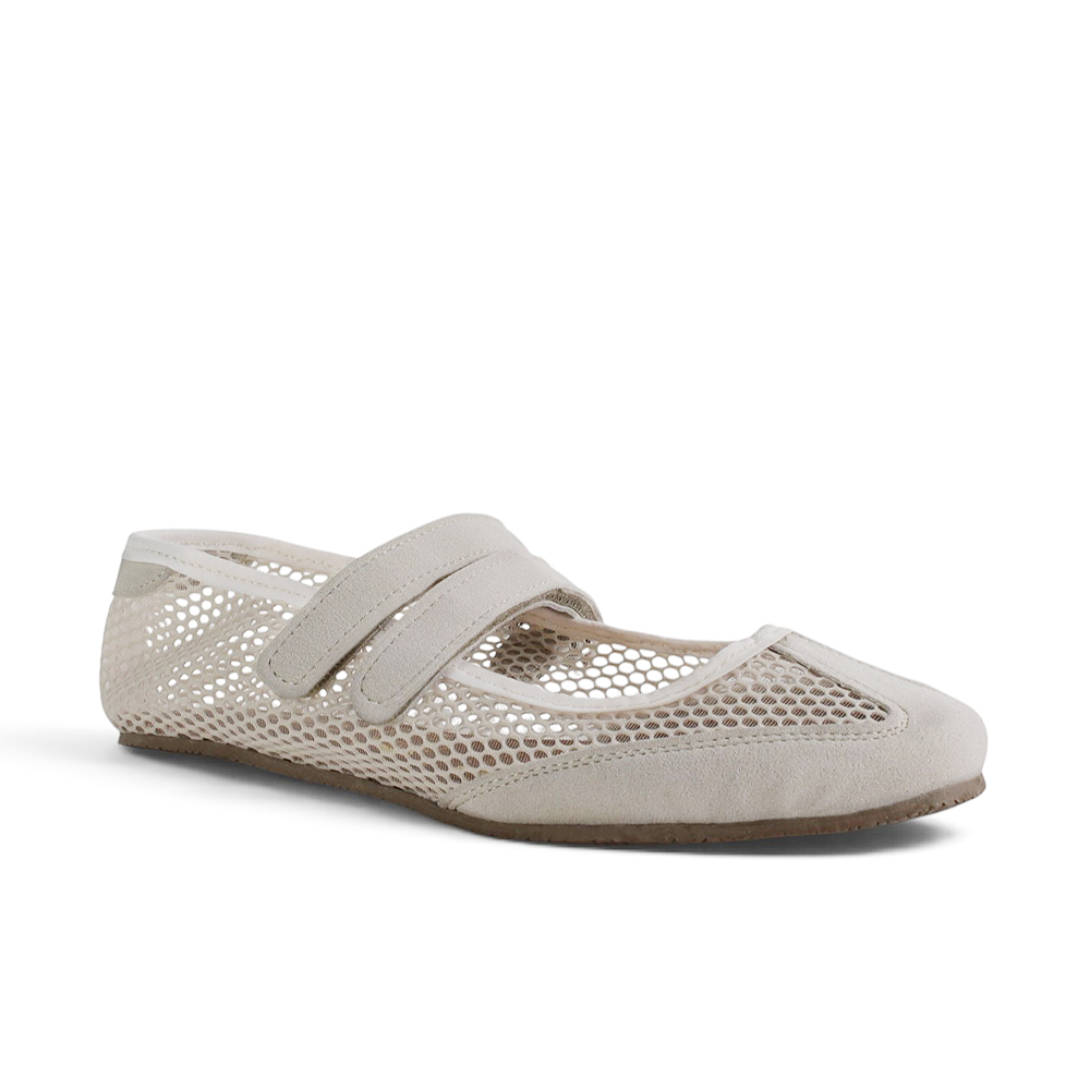 Vista diagonal en flats tipo balerinas beige de malla con doble pulsera ajustable para dama 