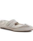 Vista diagonal en flats tipo balerinas beige de malla con doble pulsera ajustable para dama 