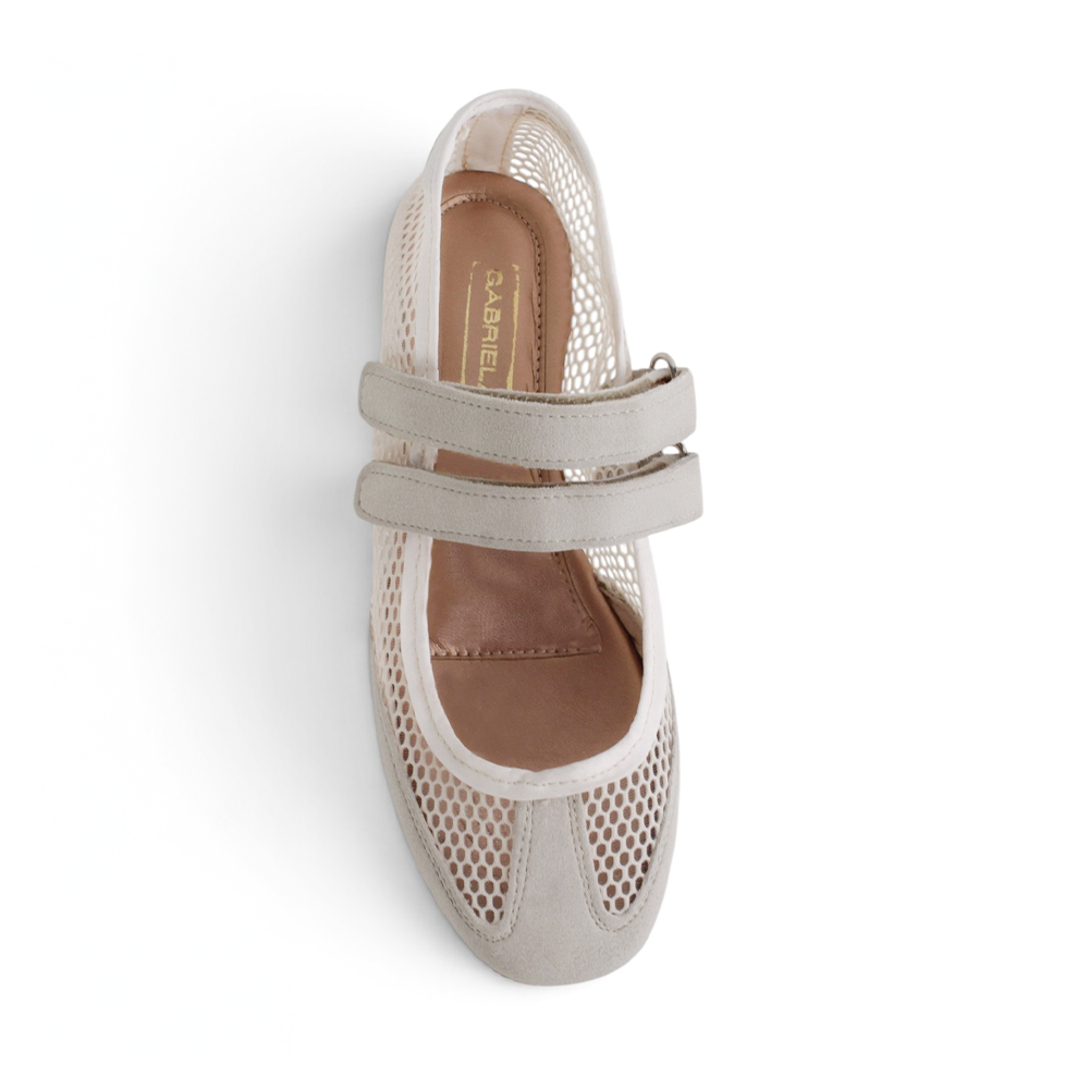 Vista superior de flats tipo balerinas beige con doble pulsera ajustable de malla para dama 