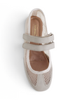 Vista superior de flats tipo balerinas beige con doble pulsera ajustable de malla para dama 