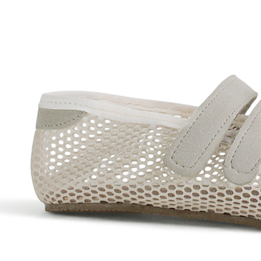 Vista trasera en la suela de piso de los flats tipo balerinas beige con doble pulsera ajustable para dama 