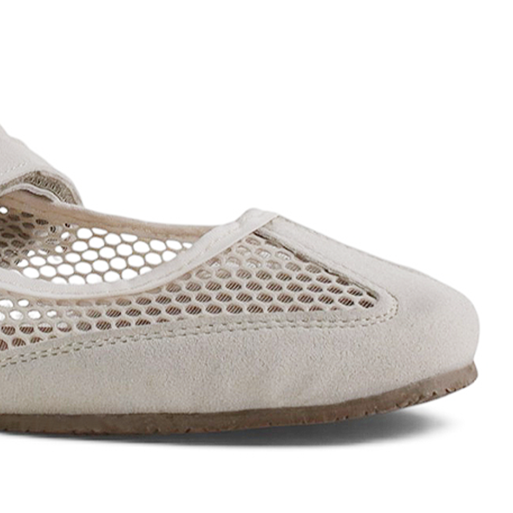 Detalle del material sintético/malla en flats tipo balerinas beige para dama de piso con doble pulsera ajustable 