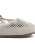 Detalle del material sintético/malla en flats tipo balerinas beige para dama de piso con doble pulsera ajustable 