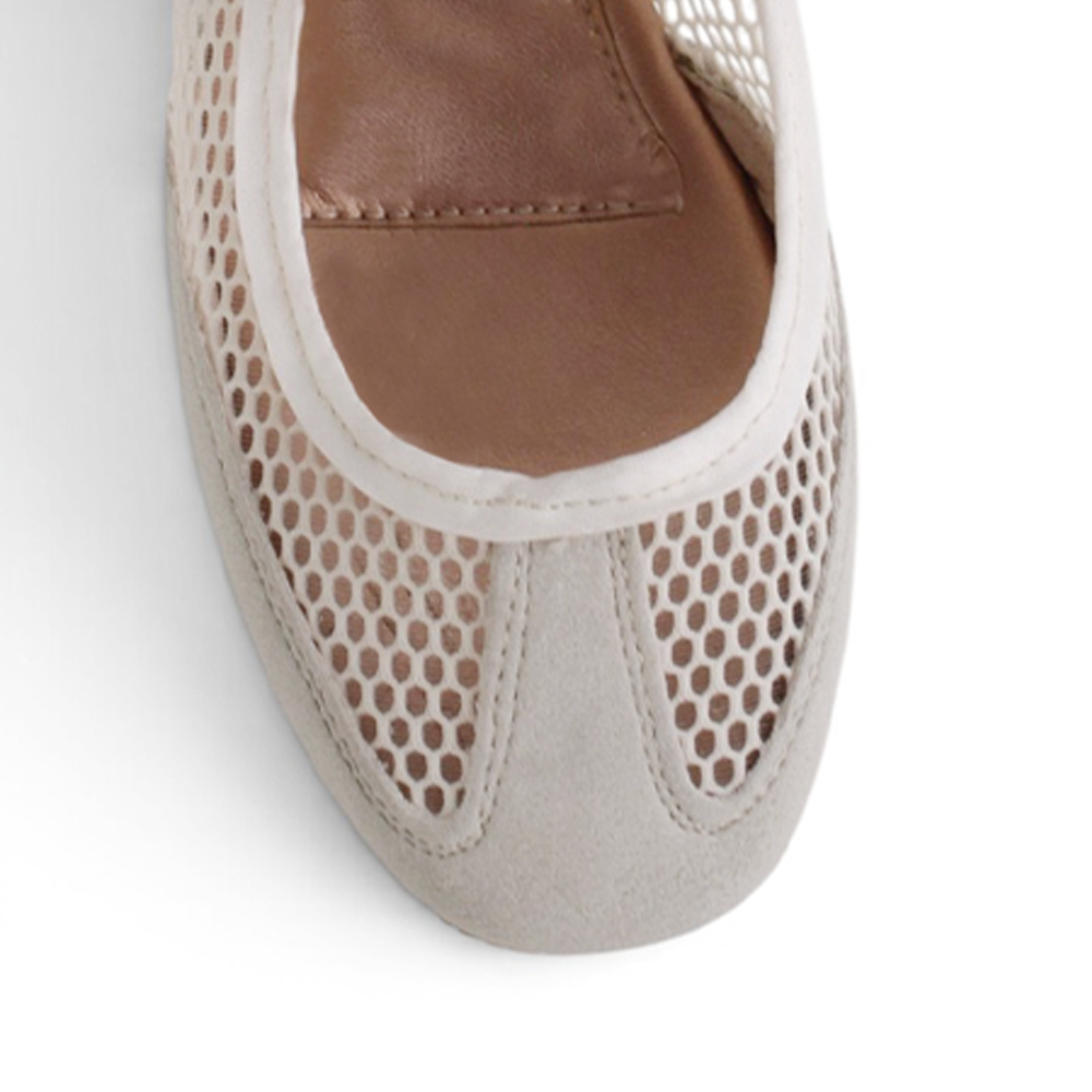Vista del detalle en la malla de los flats tipo balerinas beige para dama de piso con doble pulsera ajustable