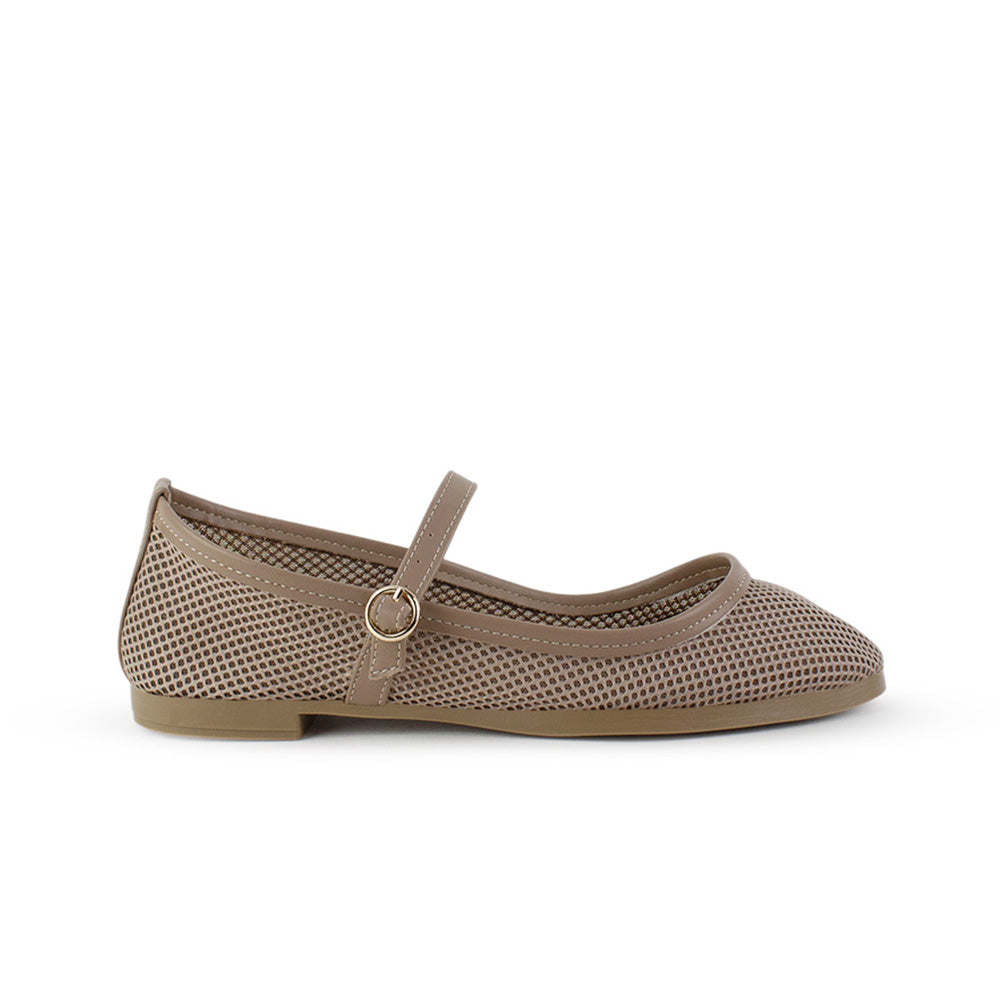 Vista lateral de flats tipo balerinas beige perforadas para mujer con hebilla redonda en pulsera ajustable