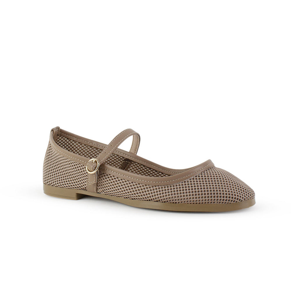 Vista diagonal de flats beige calados para mujer con pulsera ajustable en empeine de piso tipo balerinas 