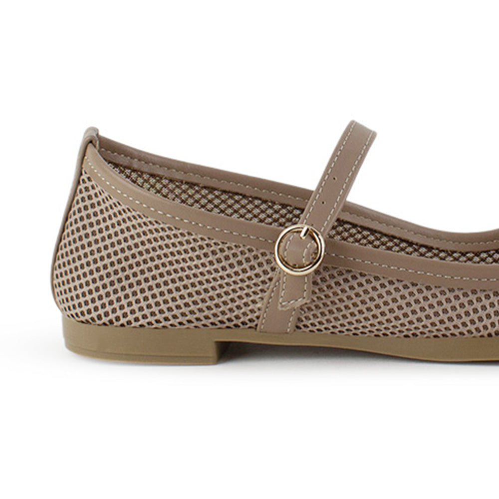 Vista trasera de flats tipo balerinas beige de piso para mujer con correa ajustable en empeine 