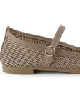 Vista trasera de flats tipo balerinas beige de piso para mujer con correa ajustable en empeine 