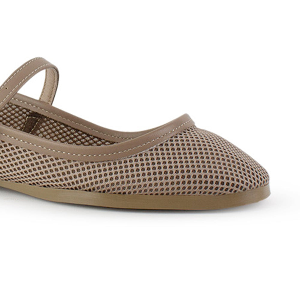 Vista a detalle de modelo perforado en flats tipo balerinas beige para mujer con pulsera ajustable sobre empeine