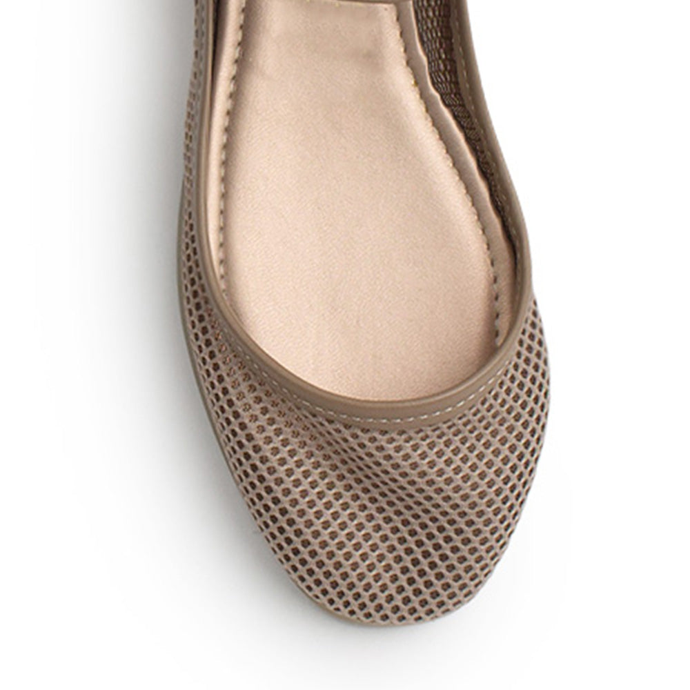 Vista de material sintético en flats beige para mujer con hebilla redonda en correa ajustable tipo balerinas 