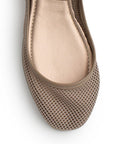 Vista de material sintético en flats beige para mujer con hebilla redonda en correa ajustable tipo balerinas 