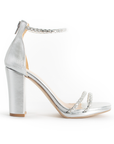 Vista lateral de zapatilla plata para mujer con tiras y pulsera de pedrería y tacón de 10cm 