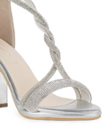 Vista a detalle de tiras entrelazadas con pedrería brillante en zapatilla plata para mujer con tacón de 10cm