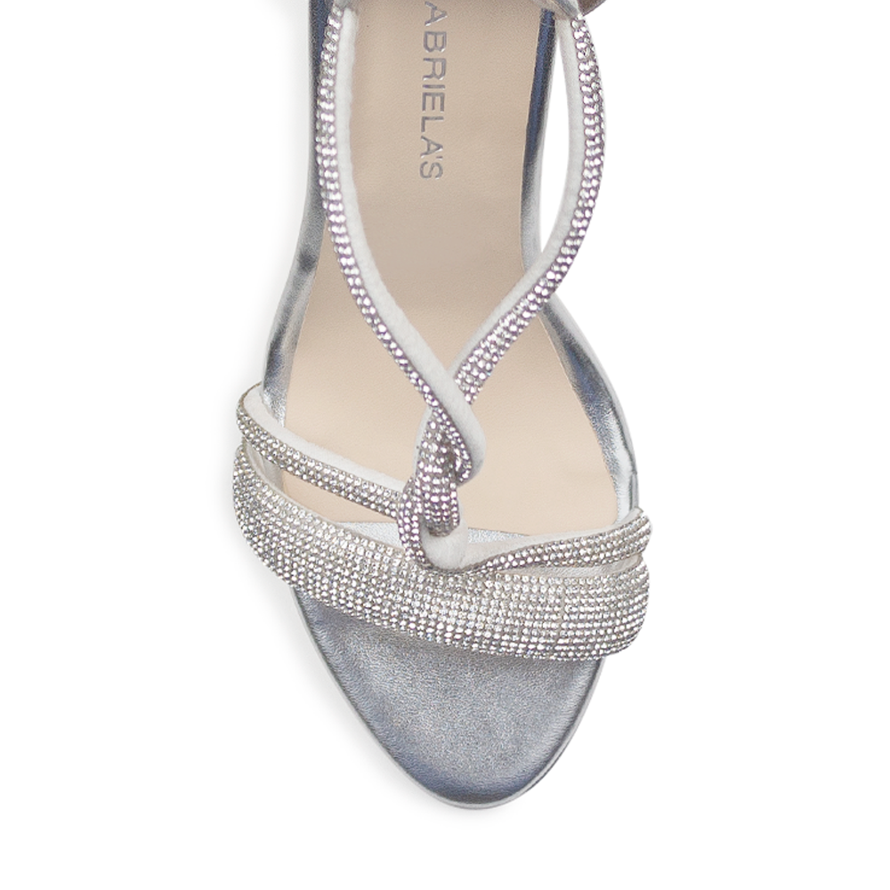 Vista de material sintético en zapatilla para mujer con pedreria y tacón medio de 10cm color plata