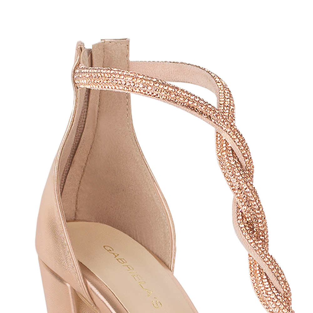 Vista a detalle de tiras entrelazadas con pedrería brillante en zapatilla oro rosado para mujer con tacón de 10cm