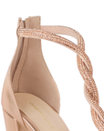 Vista a detalle de tiras entrelazadas con pedrería brillante en zapatilla oro rosado para mujer con tacón de 10cm
