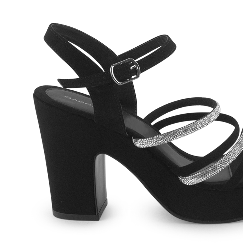 Vista trasera de tacón ancho 10cm en zapatilla para mujer con tiras y pulsera ajustable en color negro