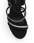Vista de material buck en zapatilla negra  para mujer con tiras de pedrería brillante