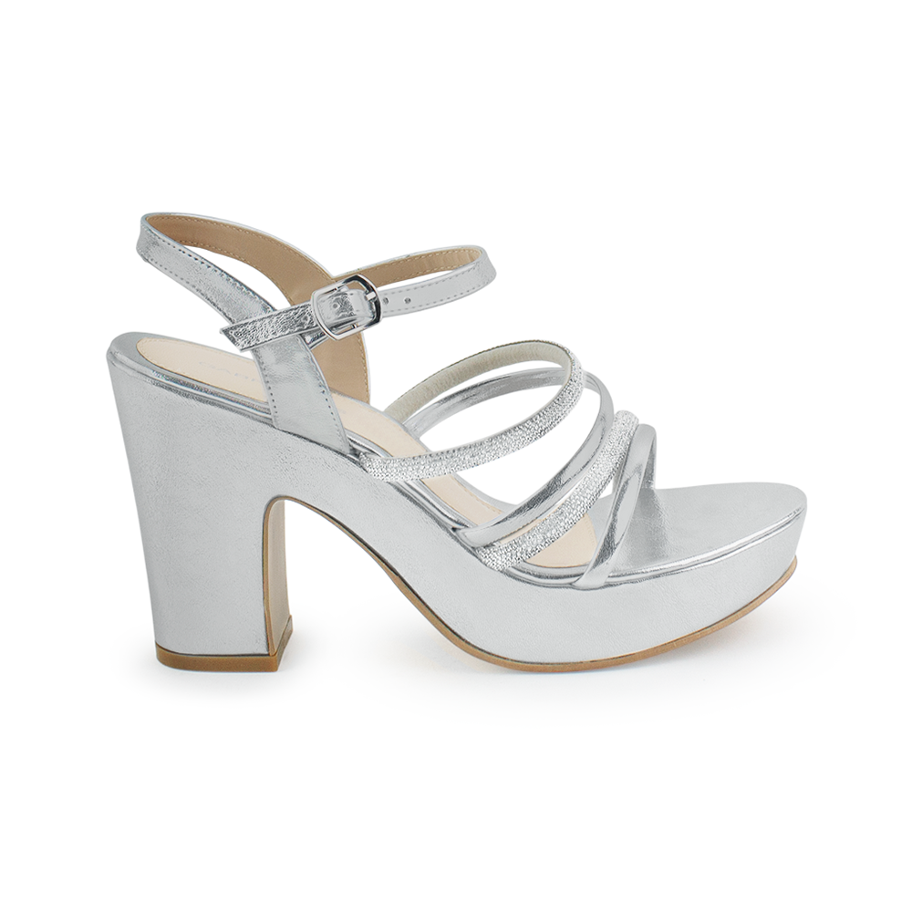 Vista lateral de zapatilla plata para mujer con tacón ancho de 10cm y tiras brillantes