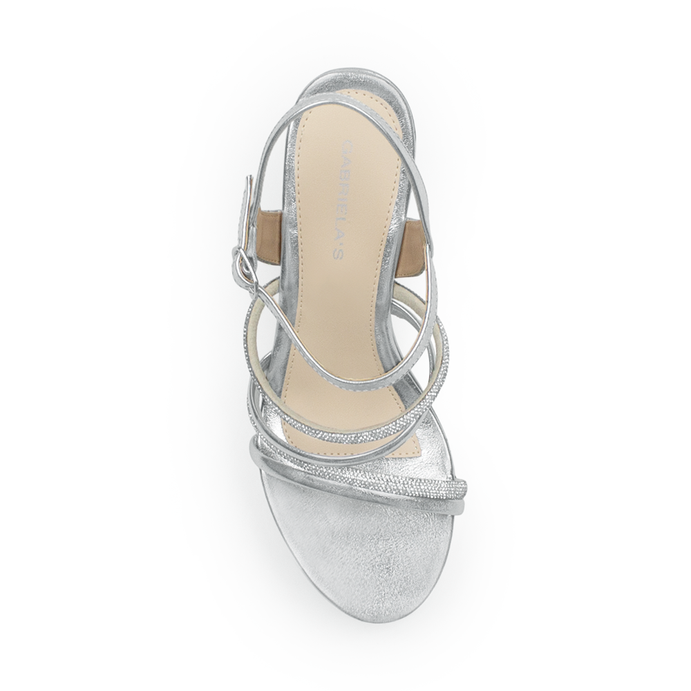Vista superior de zapatilla plata para mujer con tiras brillantes y pulsera ajustable 