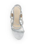 Vista superior de zapatilla plata para mujer con tiras brillantes y pulsera ajustable 