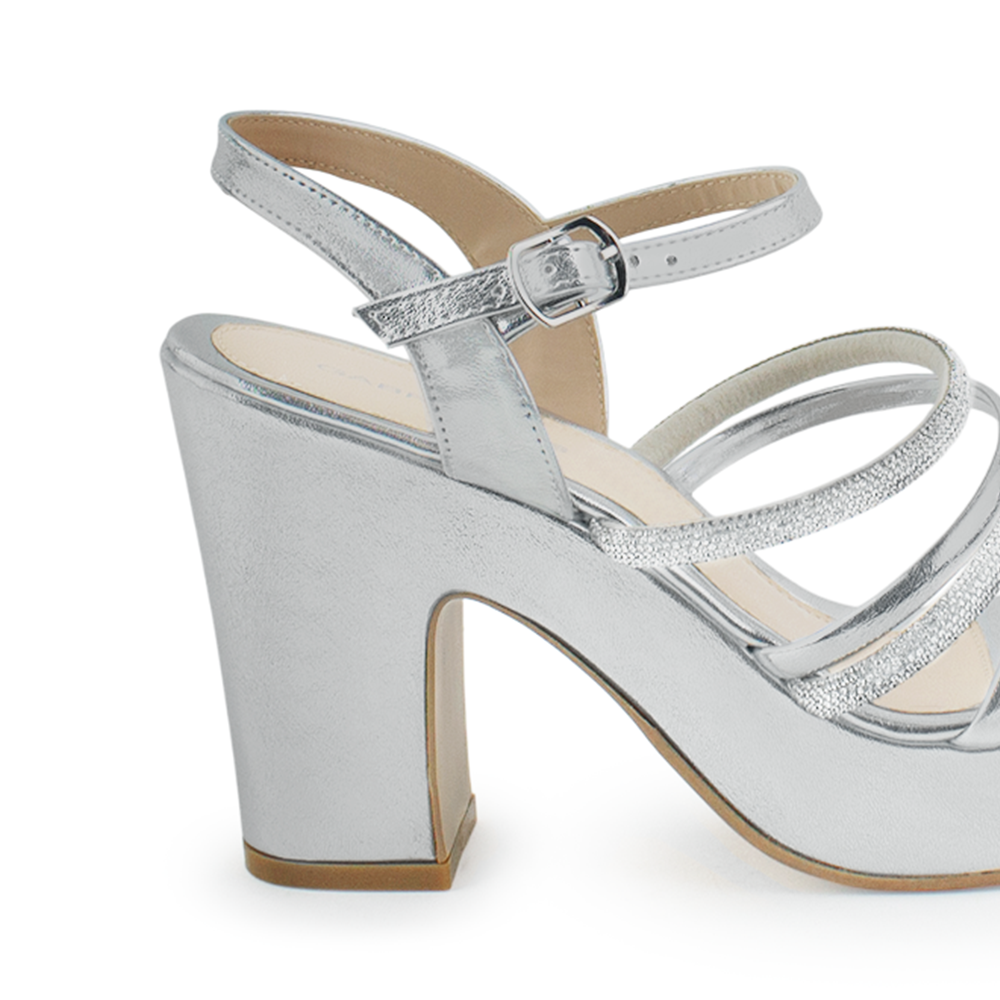 Vista trasera de tacón ancho 10cm en zapatilla para mujer con tiras y pulsera ajustable en color plata