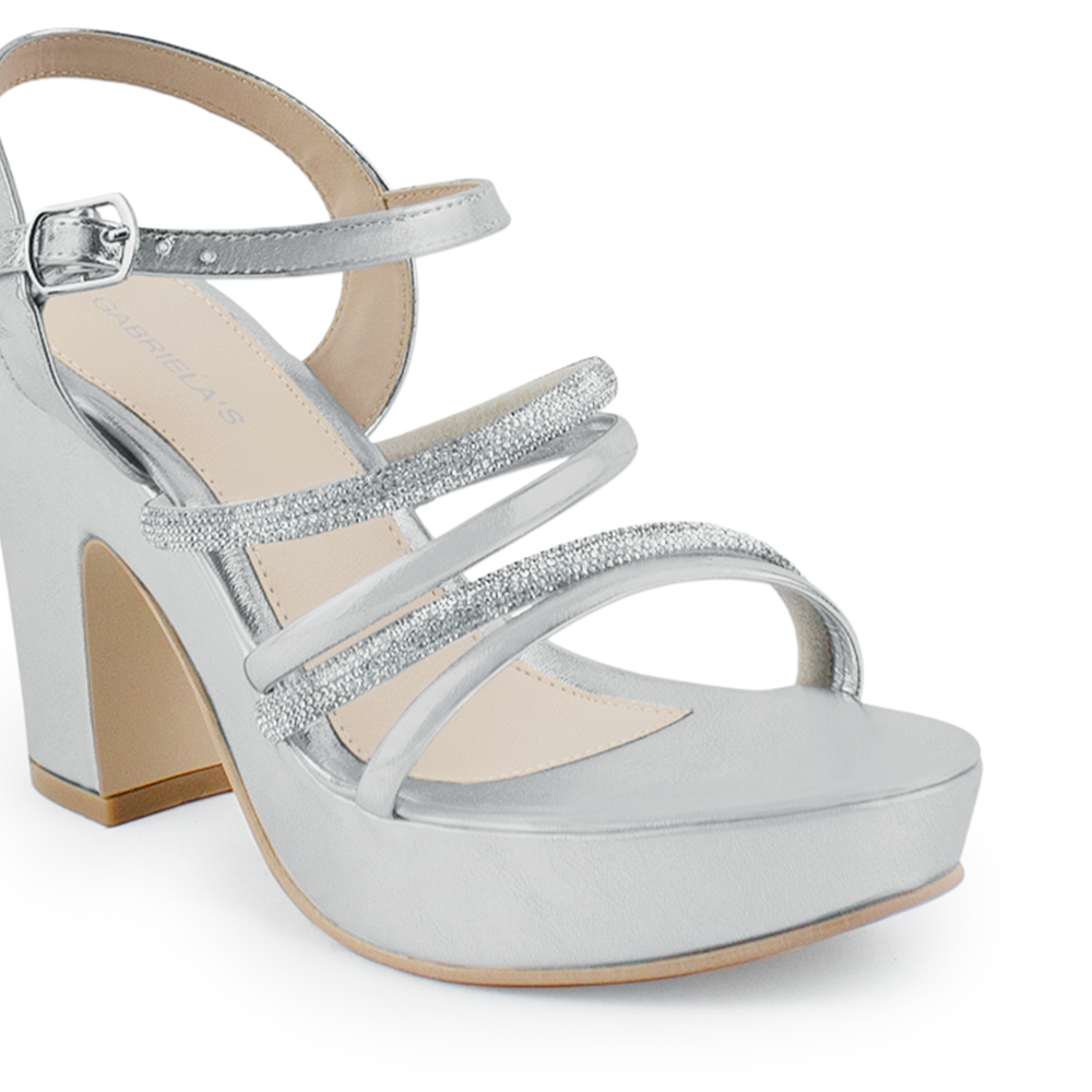 Vista a detalle de zapatilla plata para mujer con pulsera, tiras de pedrería y tacón ancho medio de 10cm
