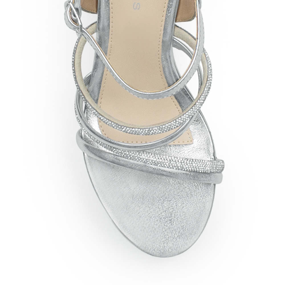 Vista de material sintético en zapatilla plata para mujer con tiras de pedrería brillante