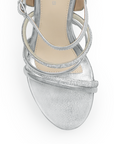 Vista de material sintético en zapatilla plata para mujer con tiras de pedrería brillante