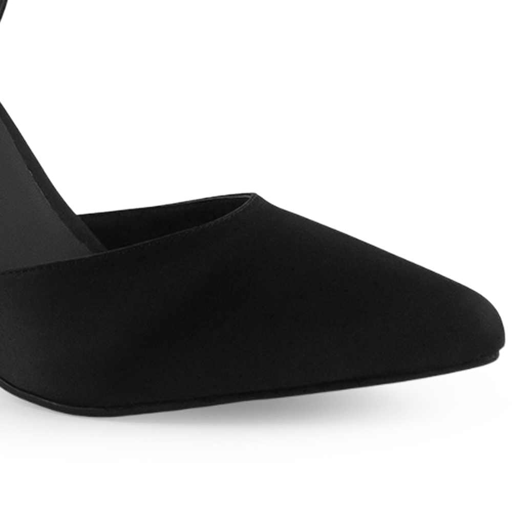vista del detalle en punta fina de las zapatillas negras para dama con tacón alto 11 cm 