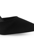 vista del detalle en punta fina de las zapatillas negras para dama con tacón alto 11 cm 