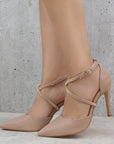 Zapatillas maquillaje stiletto con correa ajustable y delicadas tiras con pedrería de tacón medio 10 cm para dama