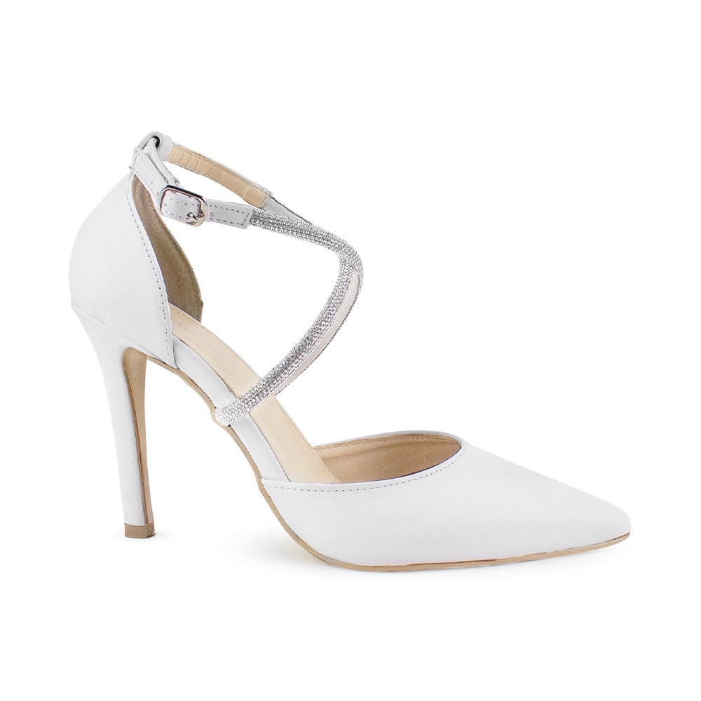 vista lateral de zapatillas blancas stiletto para dama y tiras delicadas de pedrería con tacón medio 10 cm 
