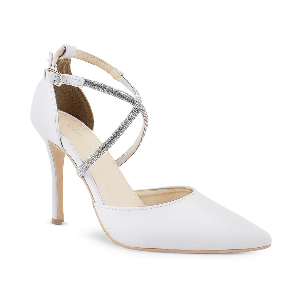 vista diagonal en zapatillas blancas para dama con tacón medio 10 cm y tiras delicadas de pedrería 