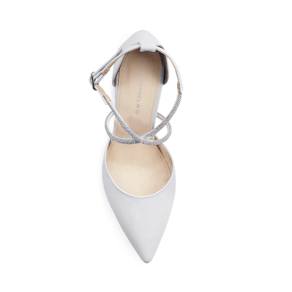 vista superior de zapatillas blancas stiletto para dama con tiras en pedrería y tacón medio 10 cm 