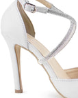 vista trasera del tacón medio 10 cm en zapatillas stiletto blancas para dama con tiras cruzadas de pedrería 