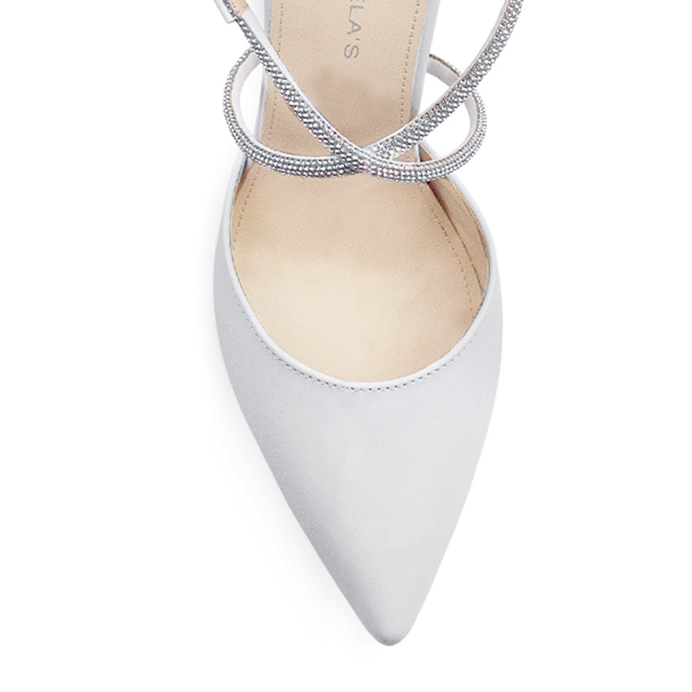 vista del detalle stiletto en las zapatillas blancas para dama 