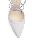 vista del detalle stiletto en las zapatillas blancas para dama 