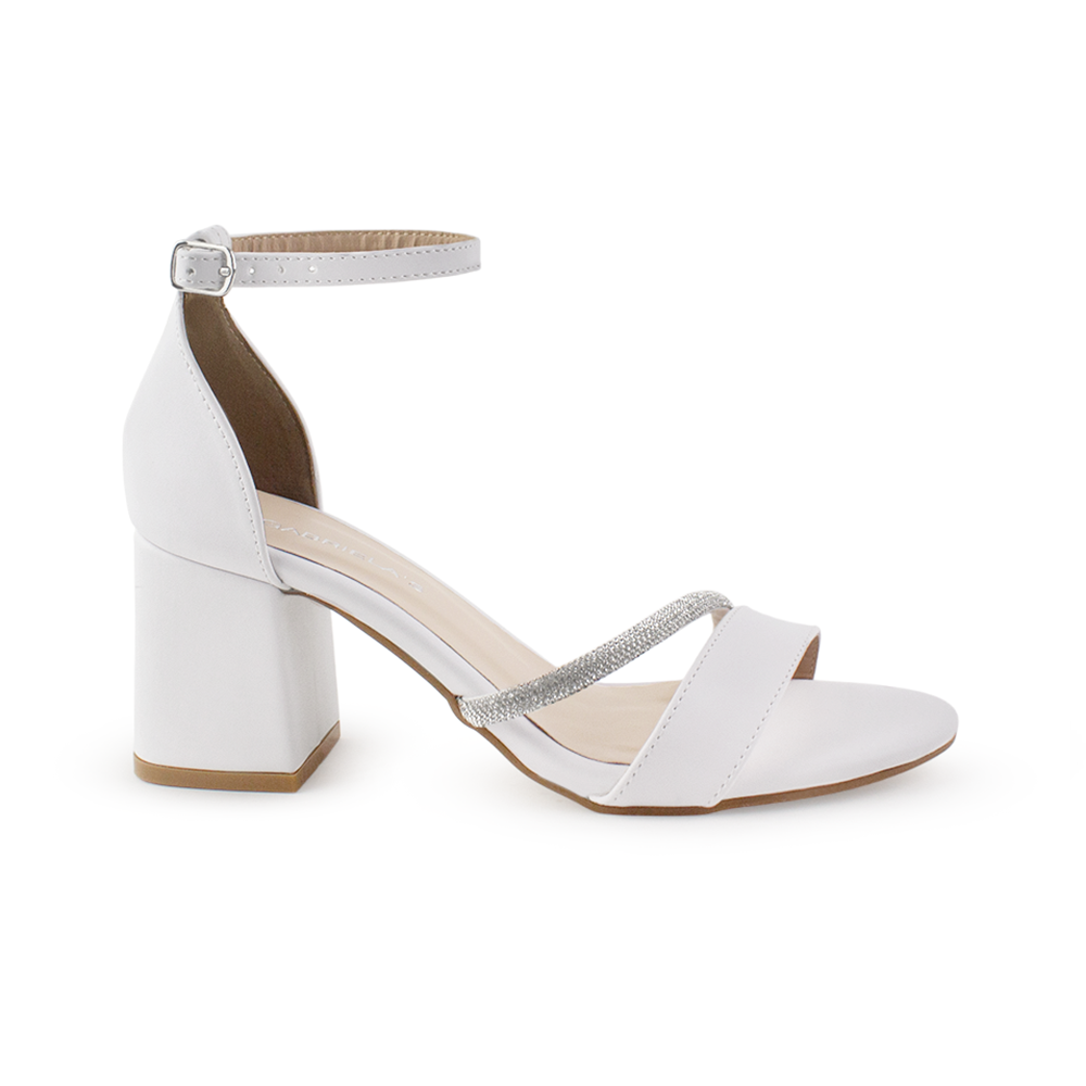 vista lateral de zapatillas blancas para dama con tacón medio 7cm  detalles brillantes y pulsera al tobillo