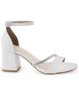 vista lateral de zapatillas blancas para dama con tacón medio 7cm  detalles brillantes y pulsera al tobillo