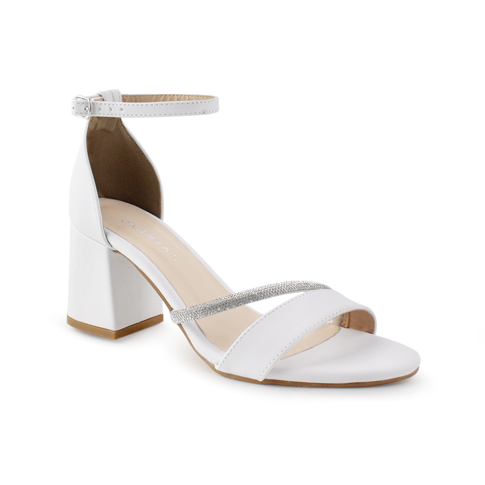 vista diagonal en zapatillas blancas  con detalles brillantes y pulsera al tobillo para dama de tacón medio 7cm 