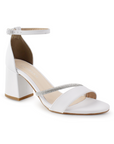 vista diagonal en zapatillas blancas  con detalles brillantes y pulsera al tobillo para dama de tacón medio 7cm 