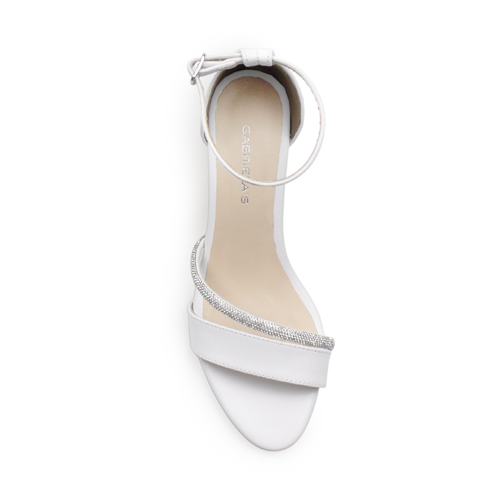 vista superior en zapatillas blancas de tacón medio 7cm para dama con detalles brillantes y pulsera al tobillo 