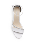 vista superior en zapatillas blancas de tacón medio 7cm para dama con detalles brillantes y pulsera al tobillo 