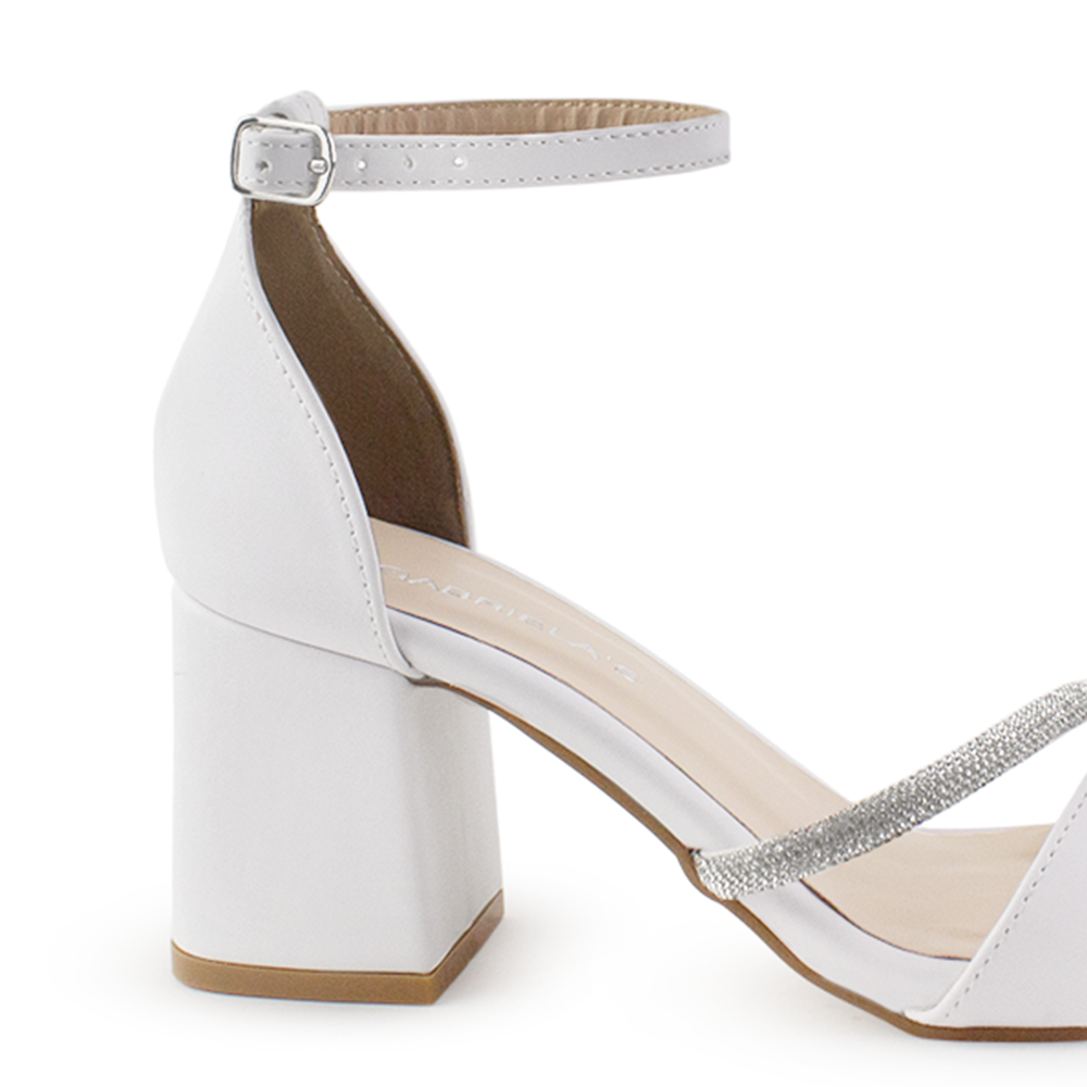 vista trasera del tacón medio 7cm de las zapatillas blancas con detalles brillantes y pulsera al tobillo para dama