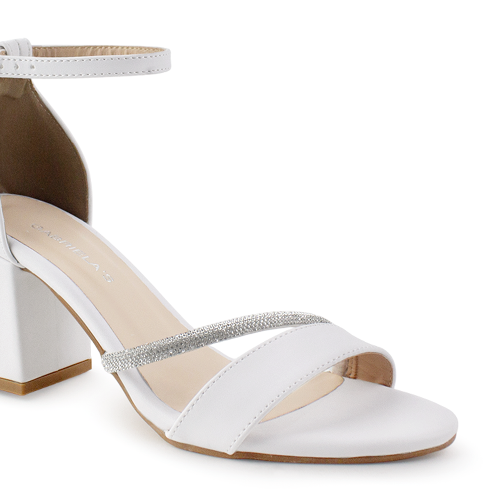 detalle del material cabra sintético en zapatillas blancas de tacón medio 7cm con detalles brillantes y pulsera al tobillo para dama