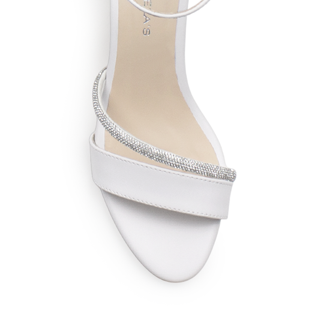 vista del detalle brillante y pulsera al tobillo en las zapatillas blancas para dama 