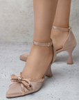 Zapatillas maquillaje para mujer con moño de pedrería, punta cerrada y tacón medio de 8cm