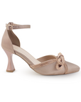 Vista lateral de zapatilla maquillaje para mujer con pulsera ajustable, talón cerrado, moño en punta fina y tacón de 8cm