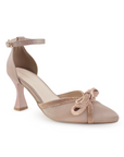 Vista diagonal de zapatilla maquillaje para mujer con punta fina, moño de pedrería y tacón medio de 8cm